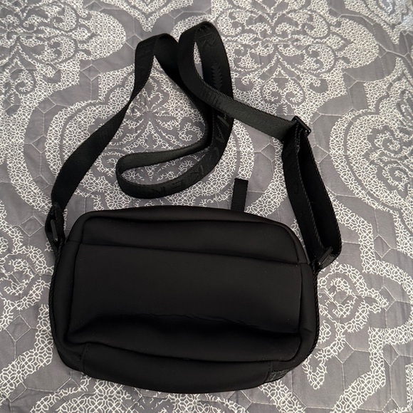 Thacker Neoprene Black Cocoon Camera Crossbody Bag EUC Ret $98 - Picture 8 of 10